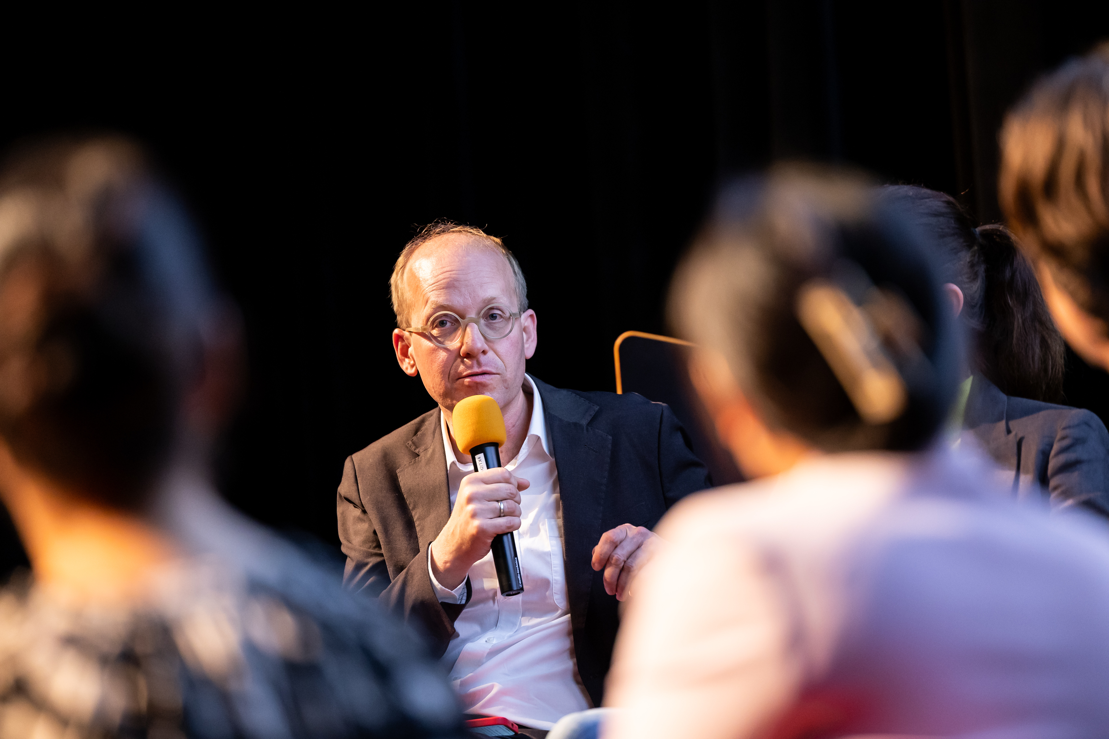 Portrait of Martin Rauchberger in a panel discussion