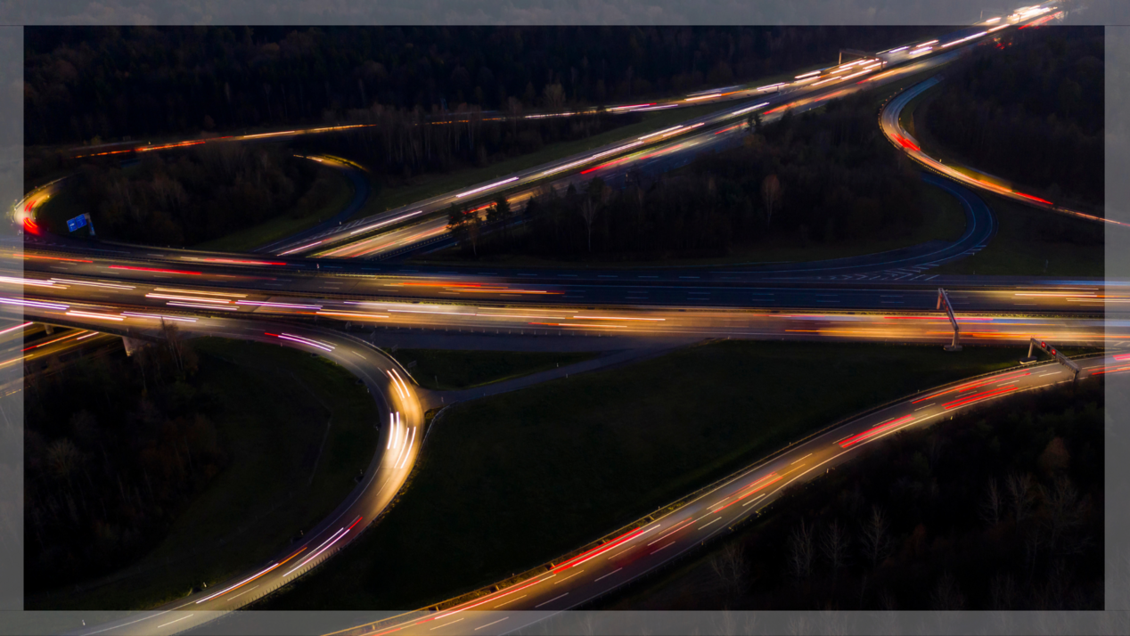 Befahrene Autobahn bei Nacht