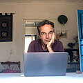 Navid Kermani at his desk