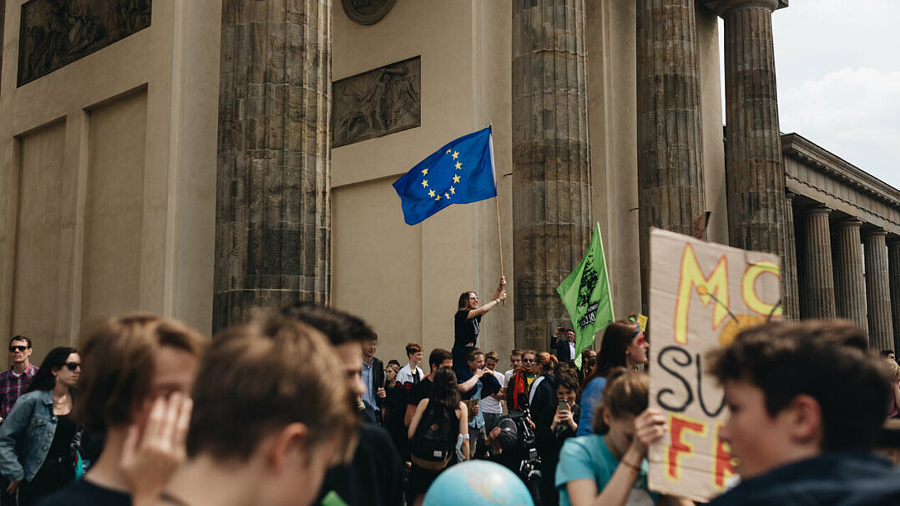 Demonstration vor Brandenburger Tor, im Mittelpunkt EU-Flagge