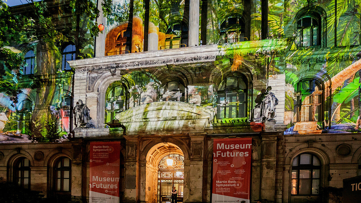 Beleuchtete Fassade des Museums für Naturkunde Berlin während der Konferenz, Foto: Mo Wuestenhagen