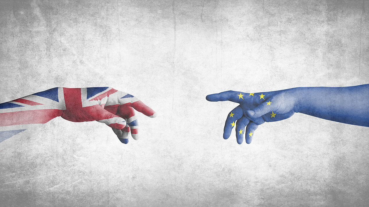 Illustration: Two hands in the colors of the flag of Great Britain and the EU.