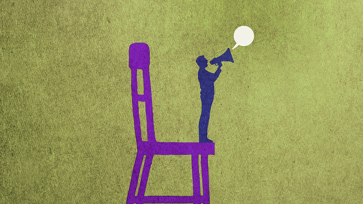 Illustration: Ein kleiner Mann mit Megafon steht auf einem großen Stuhl.