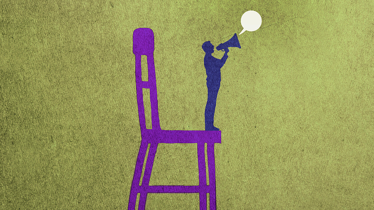 Illustration: Ein kleiner Mann mit Megafon steht auf einem großen Stuhl.