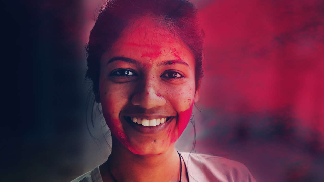 Portrait einer Inderin beim Holi-Festival
