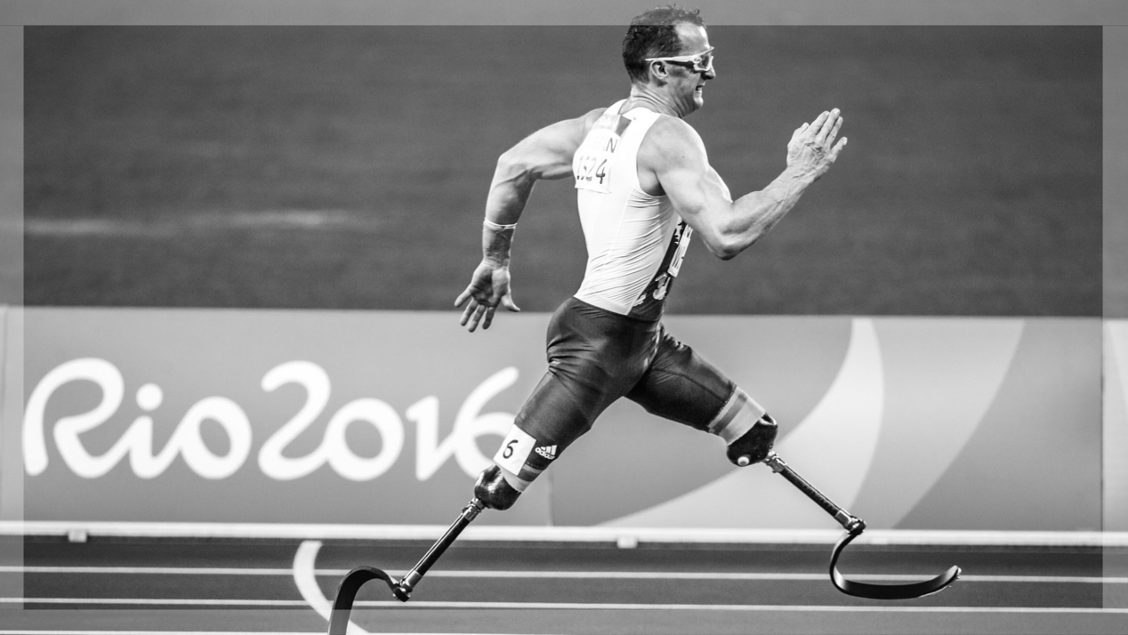 Das schwarz-weiß Foto zeigt einen Sprinter mit Handycap bei den Paralympics in Rio 2016.