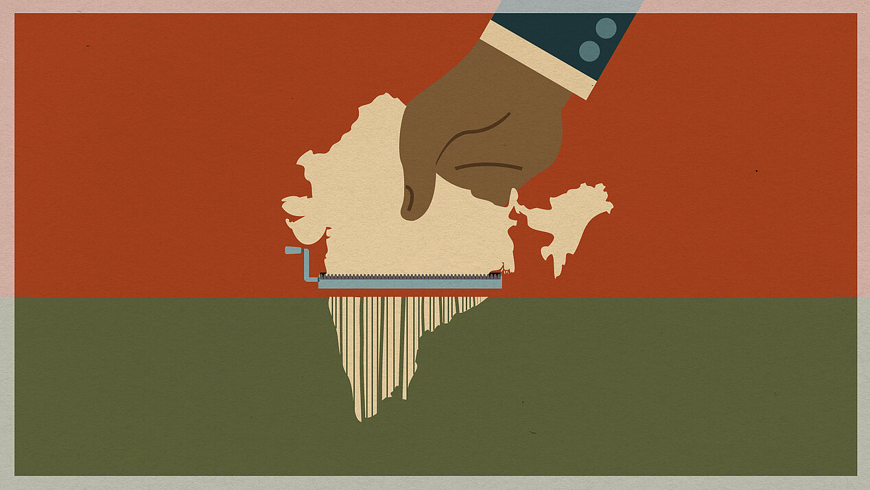 Illustration: Eine Hand schiebt Indien durch einen Papierschredder.