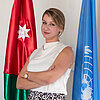 Magda Janiszewska posiert vor polnischer Flagge und Flagge der Vereinten Nationen.