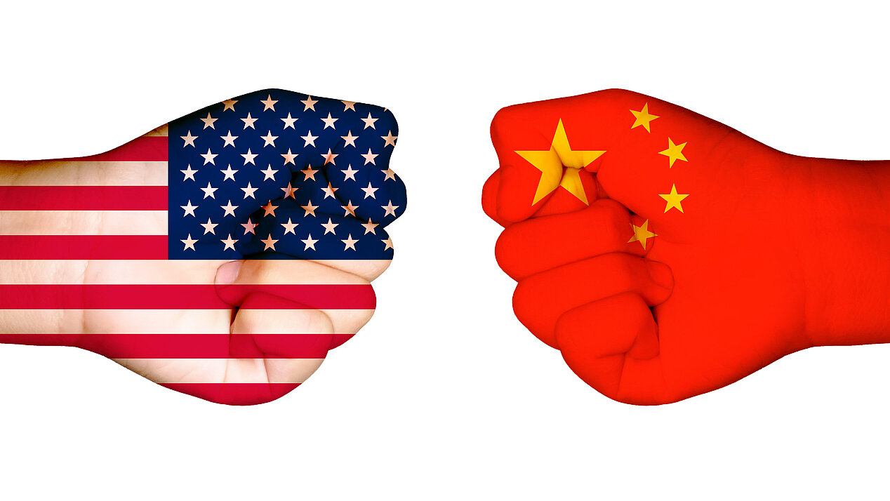 Illustration: Flaggen der USA und China auf Fäusten auf einem weißen Hintergrund isoliert.