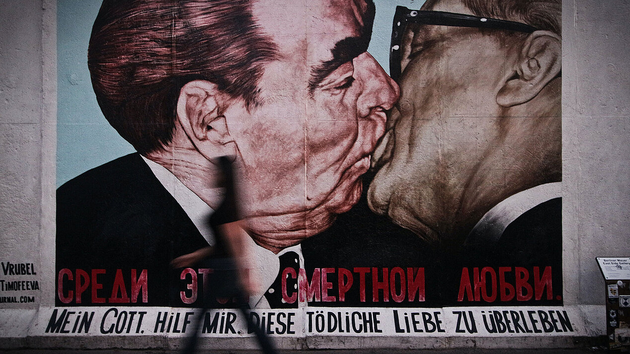 Bruderkuss zwischen Leonid Breschnew und Erich Honecker von Dimitriy Vrubel auf dem Denkmal East Side Gallery in Berlin.