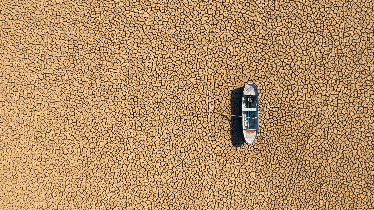 Luftaufnahme eines Fischerbootes auf der ausgetrocketen Fläche eines Sees in Burdur, Türkei, Foto: temizyurek, IStock
