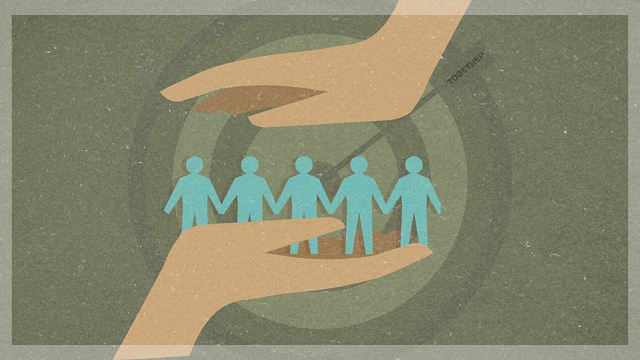 Illustration: 5 Figuren stehen auf einer Hand und werden von einer anderen Hand bedeckt. Im Hintergrund eine Zielscheibe mit Pfeil "together"